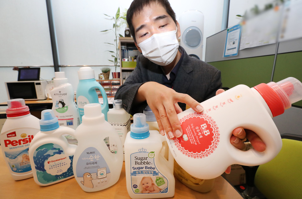 한국소비자원이 25일  인터넷 쇼핑몰에서 판매하는 유아용 세탁세제 10개 제품을 대상으로 실시한 안전성, 품질 등 시험 평가한 내용을 설명하고 있다.  사진 연합뉴스