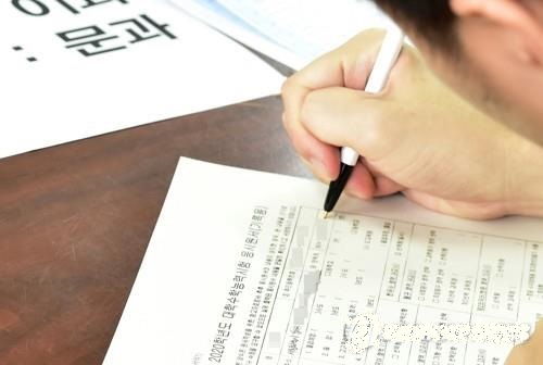 수능 응시원서 쓰는 모습 . 교육부는 수능을 예정대로 12월 3일에 치를 예정이다. 올해 대입 일정에 여러 변수가 생긴 만큼 입시 전문가들은 “수험생들이 최대한 학습패턴을 유지해야 한다”고 강조했다. 사진=연합뉴스