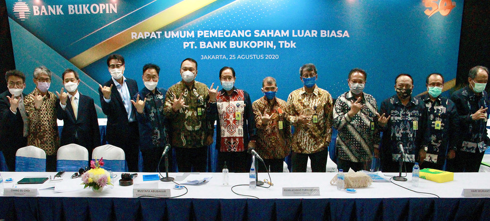 인도네시아 자카르타에 위치한 부코핀은행 본점에서 25일 열린 주주총회에서 KB국민은행과 부코핀은행 이사진 및 경영진들이 기념촬영을 하고 있다. 사진=KB국민은행