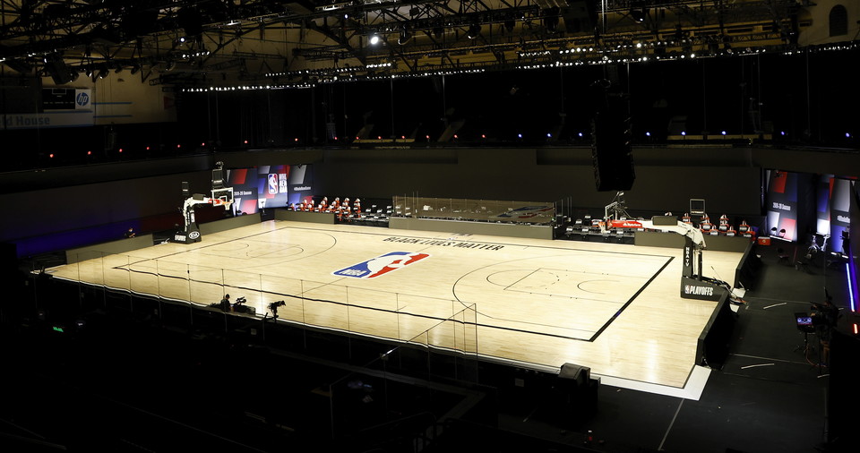 휴스턴과 오클라호마시티 5차전이 예정됐던 코트 모습. 선수들은 “우리가 코트에 설 때는 가장 높은 수준의 경기력을 발휘하기 위해 최대한의 노력을 기울인다”며 “지금은 같은 이치로 가장 높은 수준의 법률 집행을 요구한다”고 피력했다. EPA=연합뉴스