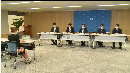 지난 27일 한국은행에서 이환석 한국은행 부총재보(왼쪽에서 세 번째)의 발표로 경제전망(2020년 8월) 기자설명회가 개최됐다.  이어 김웅 조사국장(네번째)이 경제전망 상세발표를 하고, 강태수 물가연구팀장(다섯번 째)은 부동산가격 상승에 대해 발언했다. 사진=한국은행 홈페이지 캡쳐