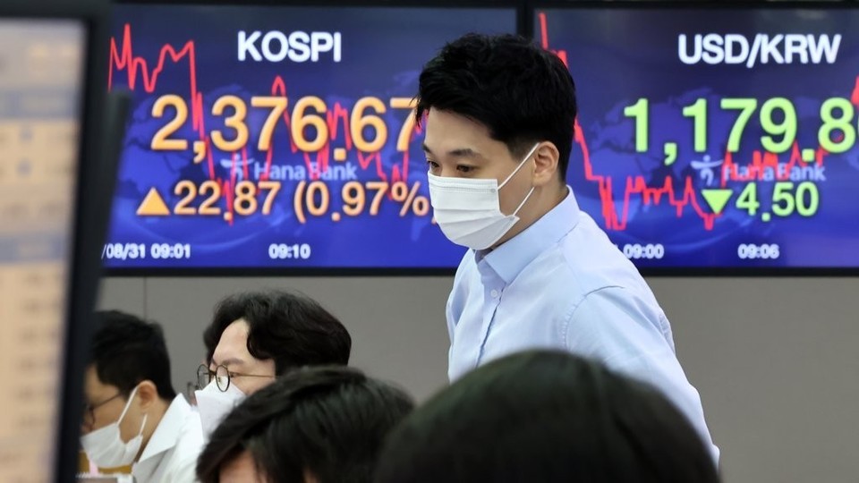 서울 중구 하나은행 딜링룸에서 31일 오전  딜러들이 업무를 보고 있다. 연합뉴스