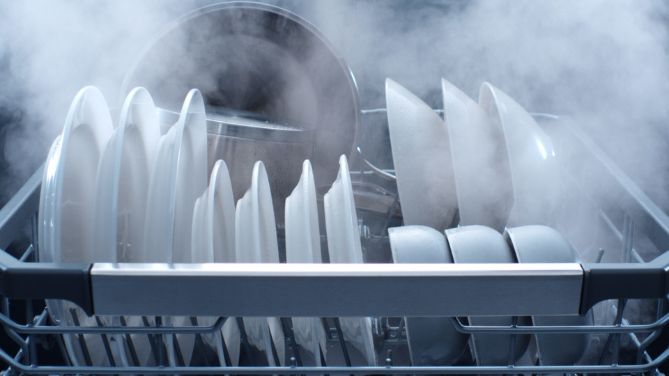 LG디오스 식기세척기 스팀이 식기를 살균중이다. 사진=LG전자 제공