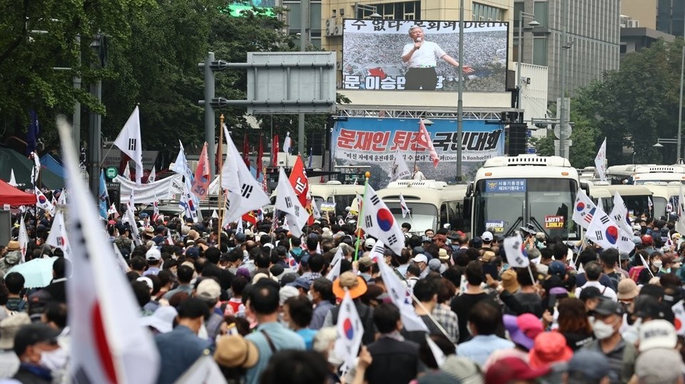 지난달 8월 15일 광화문에서 진행 됐던 사랑제일교회 집회. 이 집회를 계기로 코로나 바이러스 감염증 2차 파동이 찾아오고 사회적 거리두기도 2.5단계까지 격상되었다. 연합뉴스