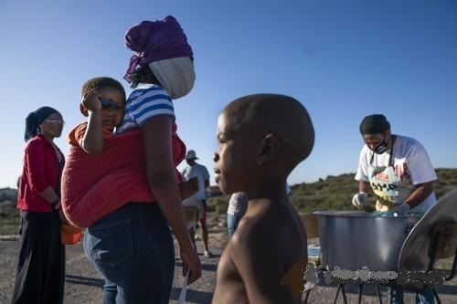 지난 4월 28일 남아공 케이프타운 빈민가에서  구호식품을 받고 있는 사람들. 기근이 가장 심한 짐바브웨는 식량 불안정 인구가 올해 말까지 860만명에 달할 것으로 예상된다.  EPA=연합뉴스