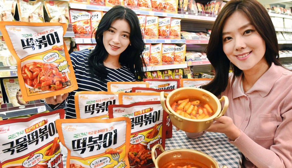 최근 인기리에 판매되고 있는 떡볶이 간편식. 사진 연합뉴스