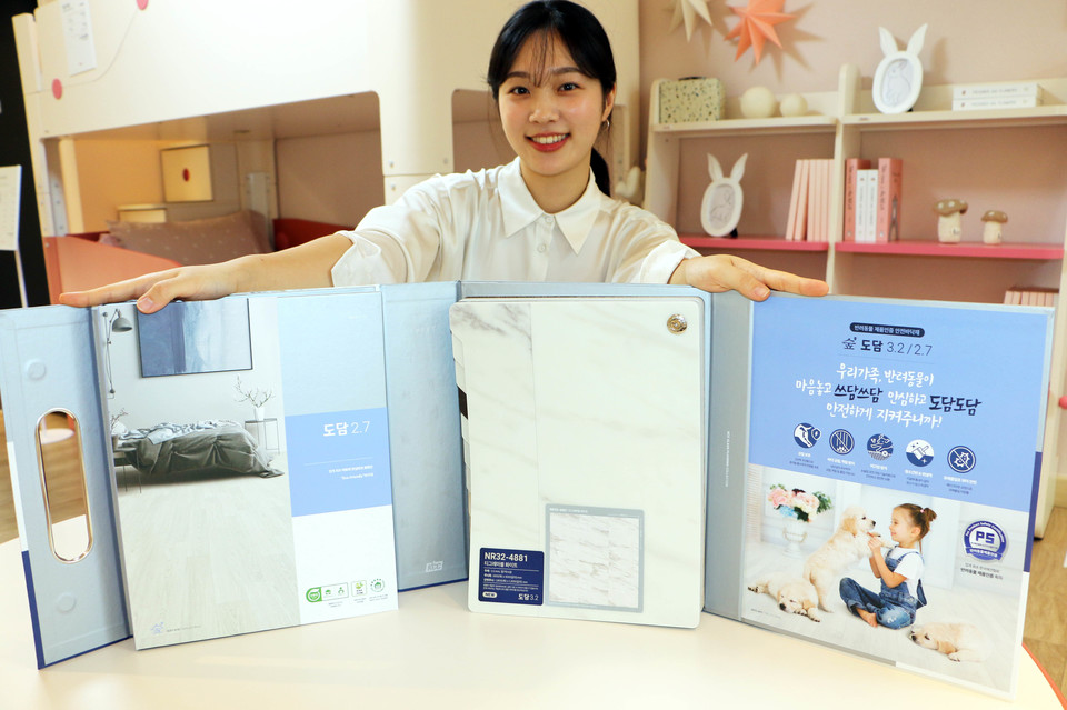 KCC글라스가 출시한 바닥재 숲 도담 3.2/2.7 샘플북