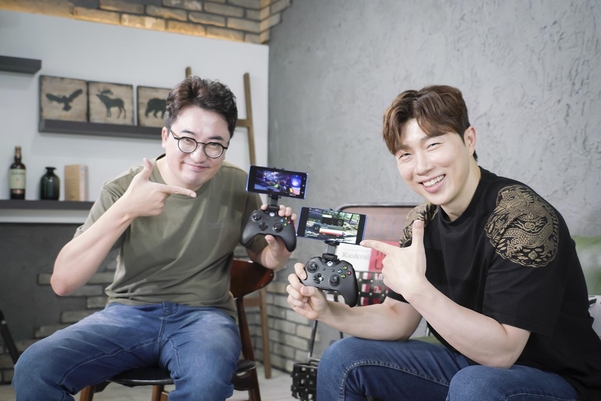 스타크래프트 게임 레전드 임요환(오른쪽)과 유명 게임 유튜버 G식백과가 SKT 5GX 클라우드 게임을 소개하고 있다. 사진=SK텔레콤