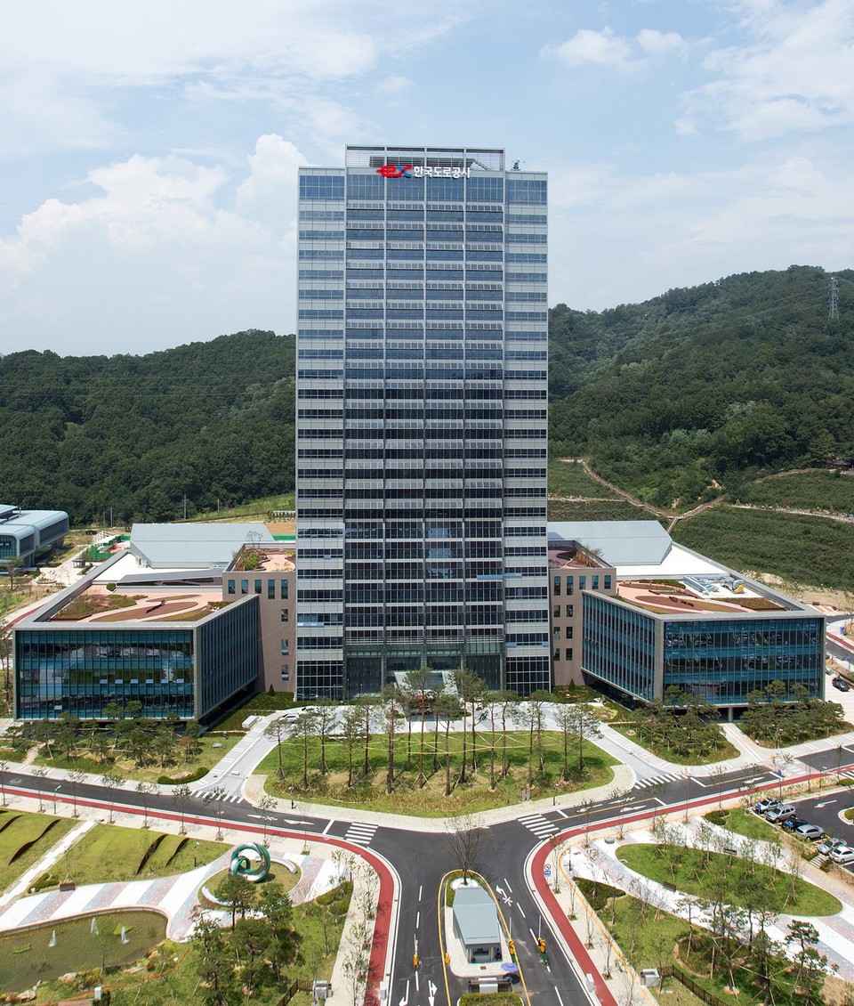 한국도로공사 김천신사옥 전경. 한국도로공사는 추석을 앞두고 어려움에 처한 지역사회와 소상공인을 돕기 위한 기금을 마련해 전달한다. 사진=한국도로공사