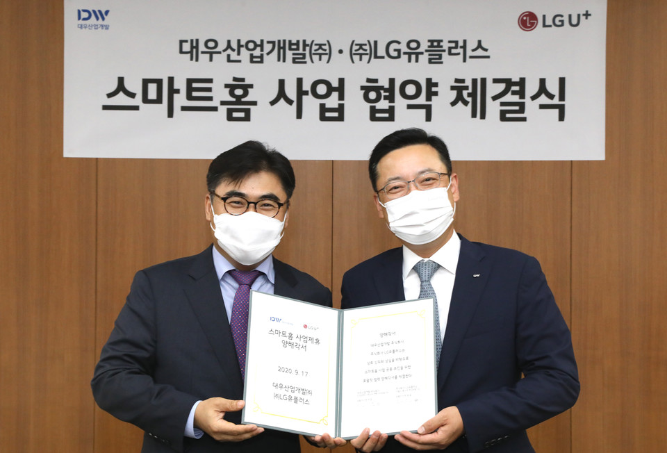 LG유플러스는 대우산업개발과 스마트홈 사업협약을 맺고 ‘아파트 브랜드 이안(iaan)’ 내 스마트홈 플랫폼 구축에 상호 협력키로 했다.사진은 고재석 LG유플러스 홈영업담당(좌측)와 조재현 대우산업개발 상품외주담당 상무(우측)가 스마트홈 플랫폼 구축을 위한 업무협약 체결 후 기념촬영을 진행하는 모습이다. 사진=LG유플러스