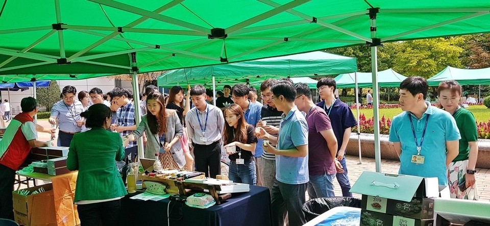 삼성전자는 매년 추석과 설을 맞아 기흥, 화성 사업장에서 추석맞이 직거래 장터를 열고 있다. 삼성그룹은 올해 1조 1000억원 규모의 협력사 납품대금을 조기에 지급하기로 했다. 사진은 2019년 월 3일 화성사업장 에서 열린 직거래 장터. 연합뉴스