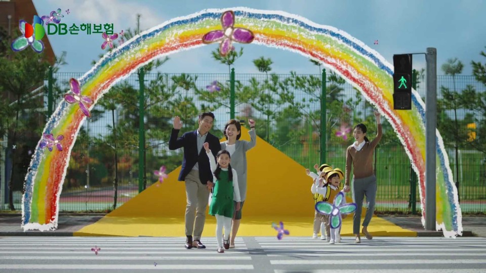 옐로카펫을 소재로 한 DB손해보험 TV광고의 한 장면. DB손해보험은 21일 초록우산어린이재단과 어린이보호구역 교통안전을 위한 ‘옐로카펫’의 신규설치 및 보수작업을 위한 협약식을 가졌다. 사진=DB손해보험