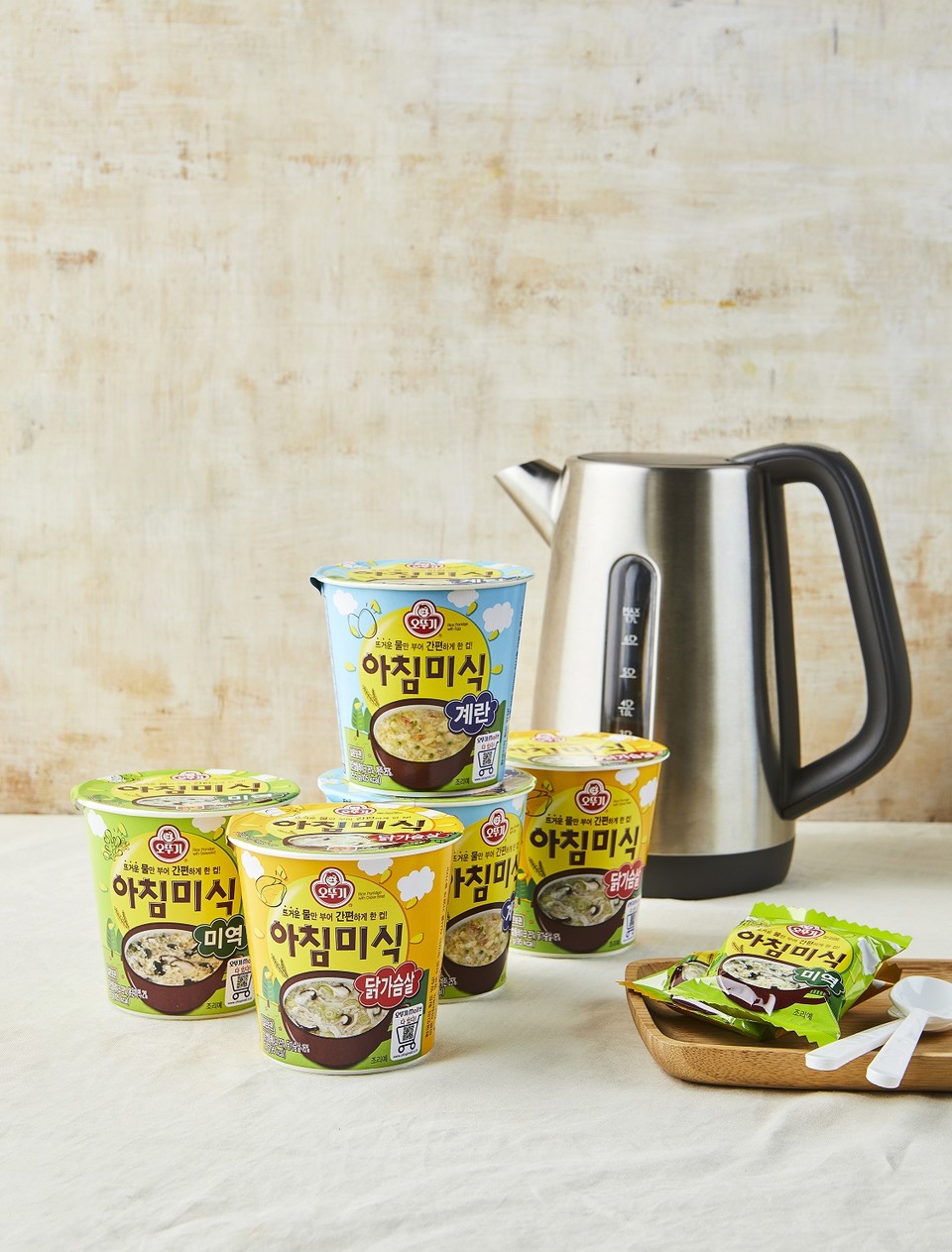 ㈜오뚜기에서 뜨거운 물만 부으면 든든하고 간편하게 한식 식사를 할 수 있는 제품인 ‘아침미식’ 3종을 출시했다. 사진=(주)오뚜기