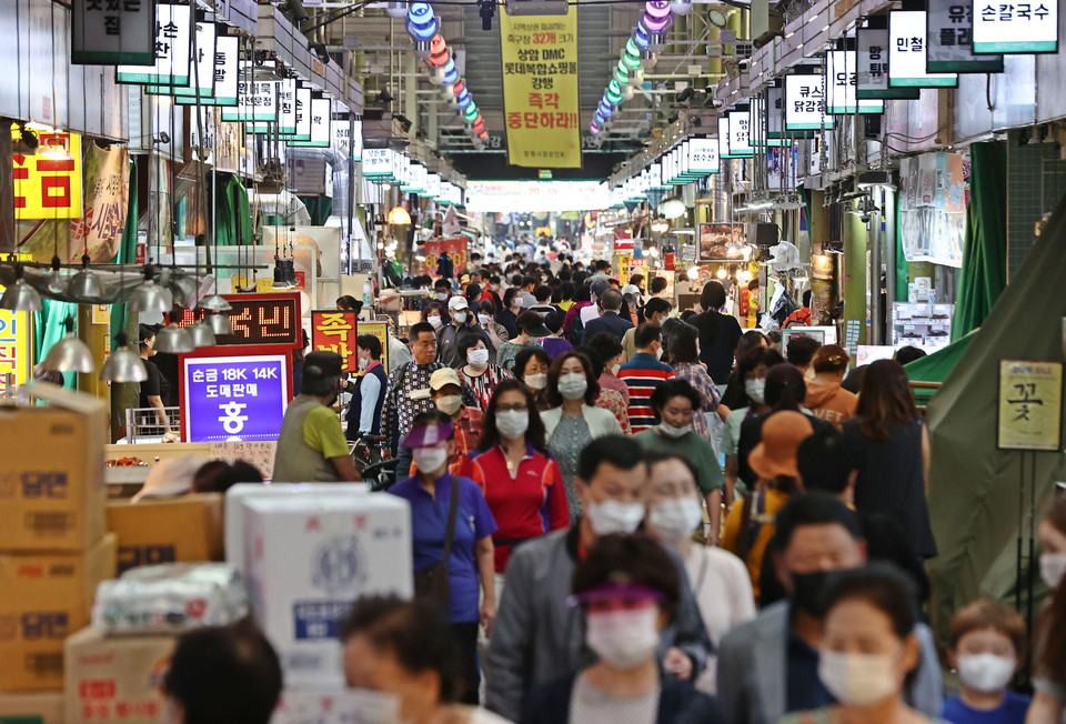 4차 추경 통과로 재난지원금이 빠르면 24일부터 지급될 것으로 보인다. 서울 마포구 망원 전통시장. 사진 연합뉴스