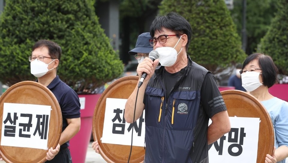 가습기살균제 참사 유족이 지난달 31일 서울 광화문광장 이순신 동상 앞에서 발언하고 있다.  연합뉴스