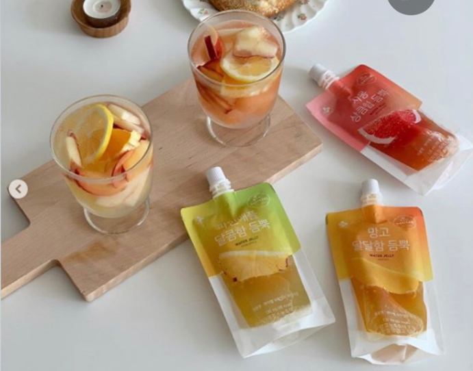 올 가을을 물들여 줄 붉은빛의 음료, 쁘띠첼 ’오미자 레드 젤리 에이드’ 사진=CJ