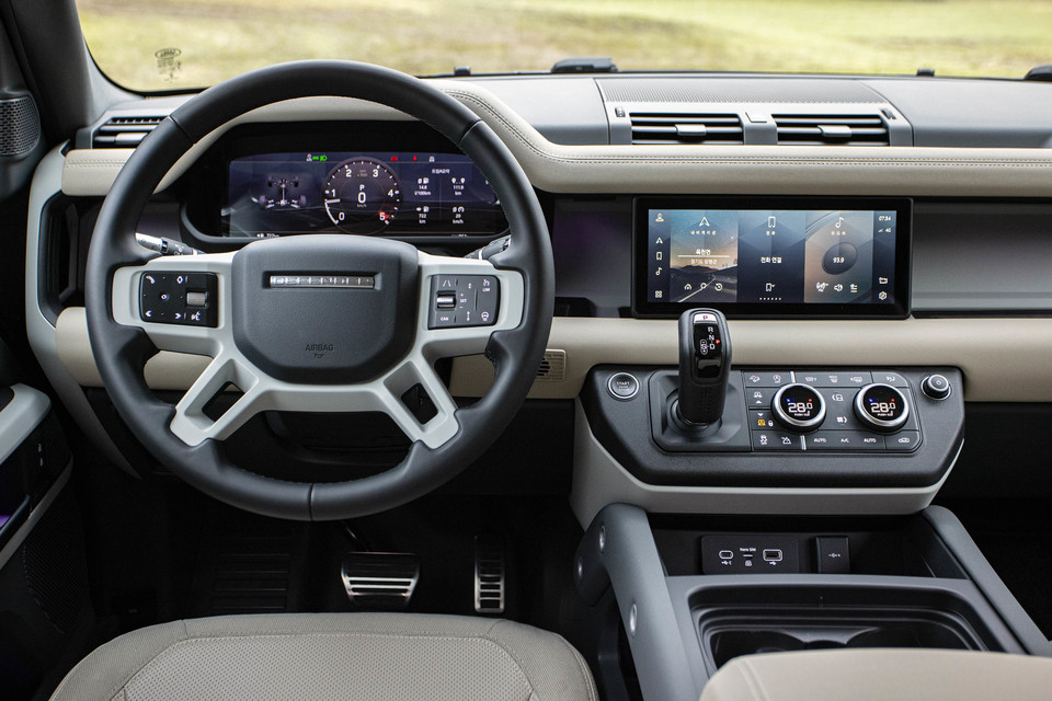 올 뉴 디펜더 110모델 내부 인테리어. 사진=재규어-랜드로버