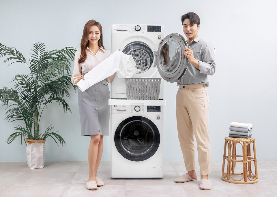LG전자의  인공지능 DD세탁기 신제품  ‘트롬 세탁기 씽큐’ (F12W)는 12kg 용량으로 서랍형 스태킹 키트가 추가되어 편리함을 더하고 있다. 사진=LG전자