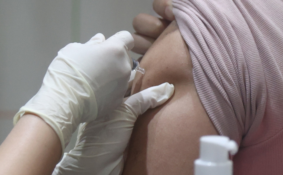 정부가 독감 백신의 유통상 문제로 무료접종 사업을 일시 중단한 가운데 23일 오전 서울 강서구 한국건강관리협회 건강증진의원 서울서부지부을 찾은 시민들이 유료 독감 예방접종을 받고 있다. 사진=연합뉴스