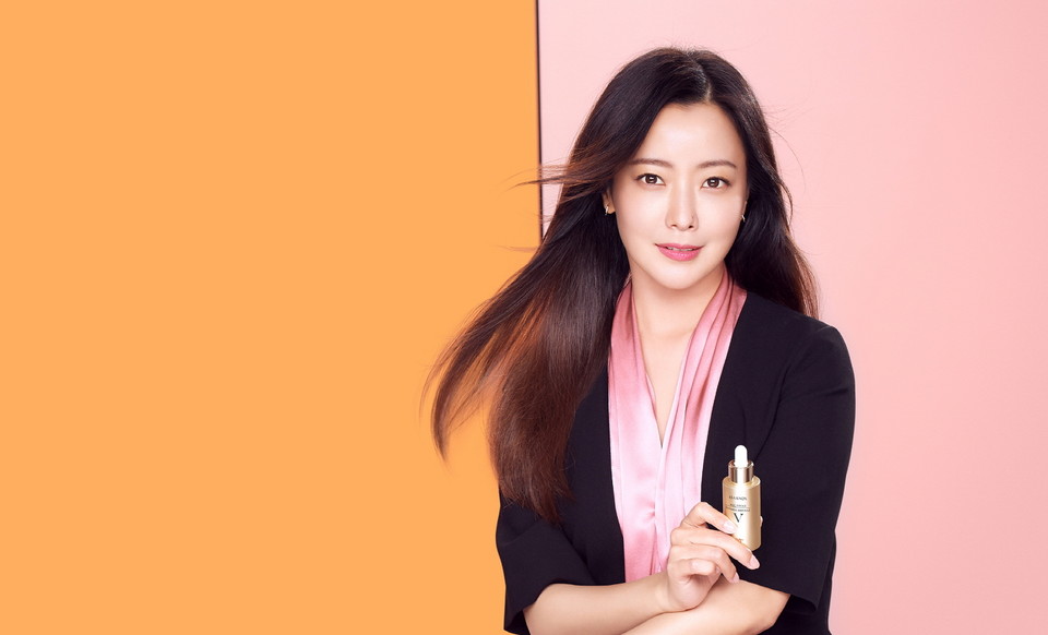 이자녹스 에이지 포커스 비타민 앰플은 이자녹스 모델인 배우 김희선도 인정할 정도로 피부의 변화를 느낄 수 있는 비타민 함량 30%의 물 타지 않은 진짜 진한 ‘찐 비타민 앰플’이다. 사진=LG생활건강