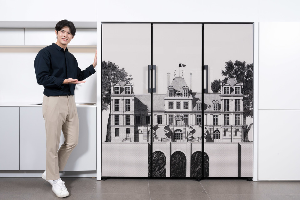 프랑스 유명 일러스트레이터 티보 에렘 디자인 패널 적용 비스포크 냉장고(우측)의 퐁텐블로성 에디션이 전시된 삼성디지털프라자 강남본점 사진=상섬전자