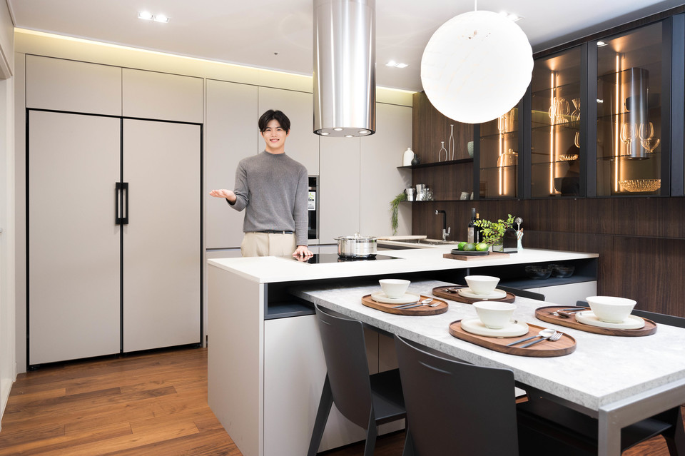 페닉스 소재가 적용된 비스포크 냉장고(좌측)가 전시된 한샘 디자인 파크 논현점 사진=삼성전자