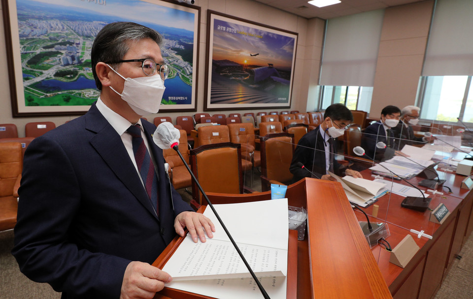 변창흠 한국토지주택공사(LH)사장이 8일 국회에서 열린 국토교통위원회 한국토지주택공사 등에 대한 국정감사에 출석해 발언하고 있다. 사진=연합뉴스
