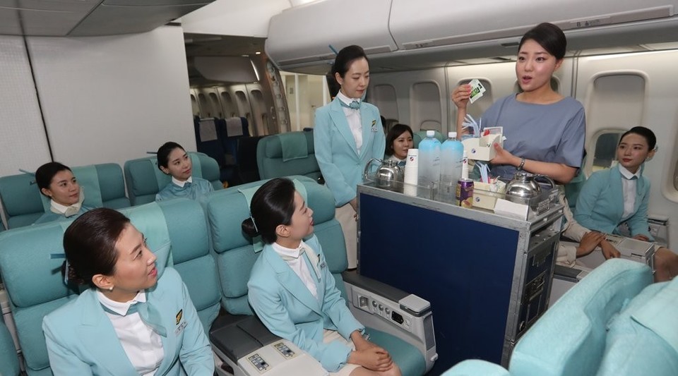 대한항공 승무원들이 지난 2017년 8월 기내에서 교육을 받고 있다. 대한항공의 승무원들은 다른 항공사보다 우주방사선의 피폭량이 높은 것으로 나타났다. 연합뉴스