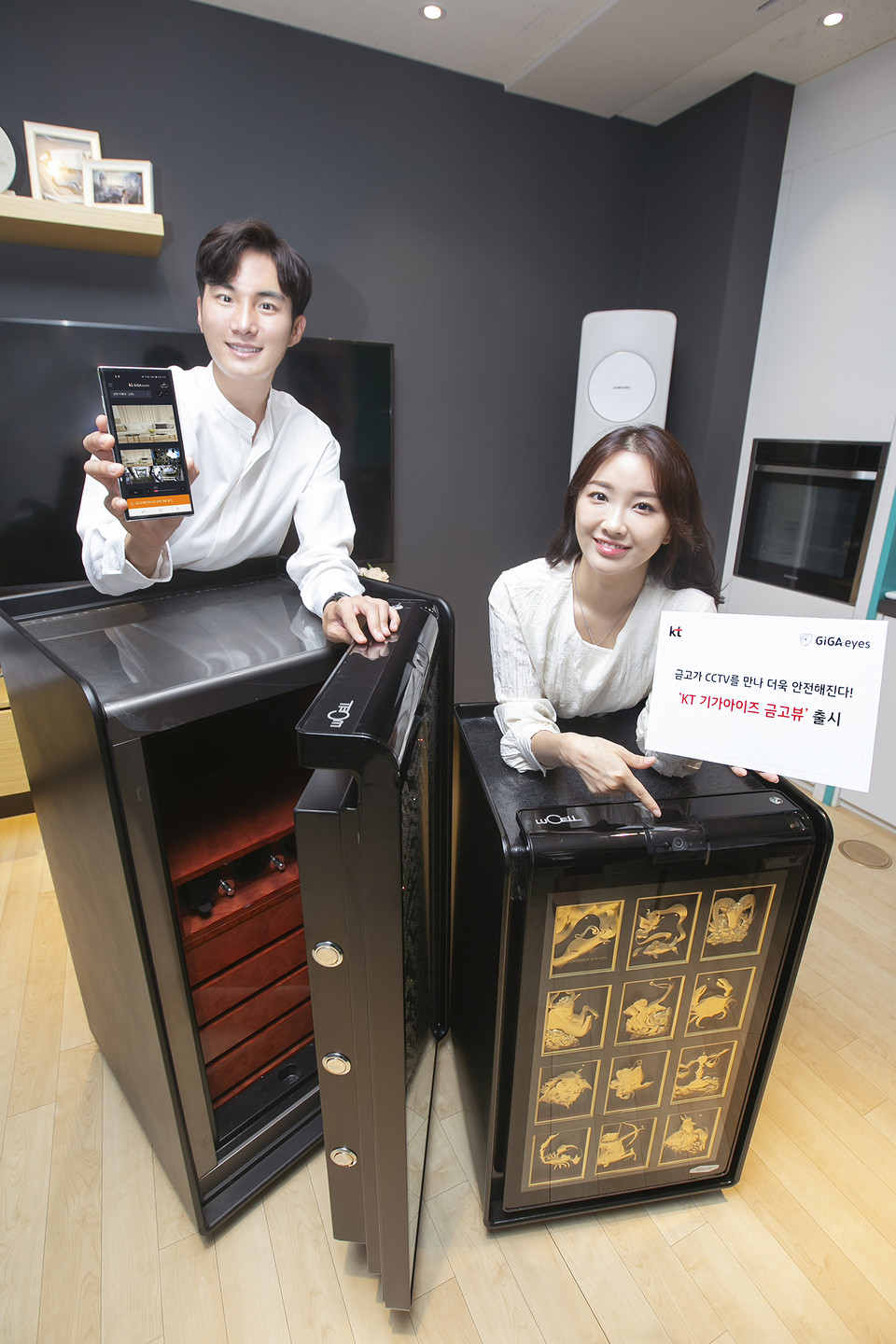 KT 모델들이 ‘금고뷰’ 상품을 소개하고 있다. 사진=KT