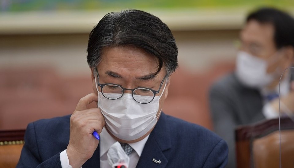 이명호 한국예탁결제원 사장은 20일 서울 여의도 국회 정무위원회에서 열린 예금보험공사·한국자산관리공사 등 국정감사에 출석해 옵티머스 펀드사기 사태 관련 질의를 받았다. 사진=연합뉴스