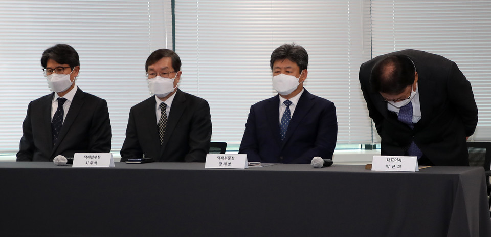 박근희 CJ대한통운 대표이사가 22일 서울 중구 태평로빌딩에서 택배 노동자 사망 사건과 관련해 사과문을 발표하기 전 고개 숙여 사과하고 있다. 왼쪽부터 CJ대한통운 한광섭 커뮤니케이션실장, 최우석 택배본부장, 정태영 택배부문장, 박희근 대표이사. 사진=연합뉴스