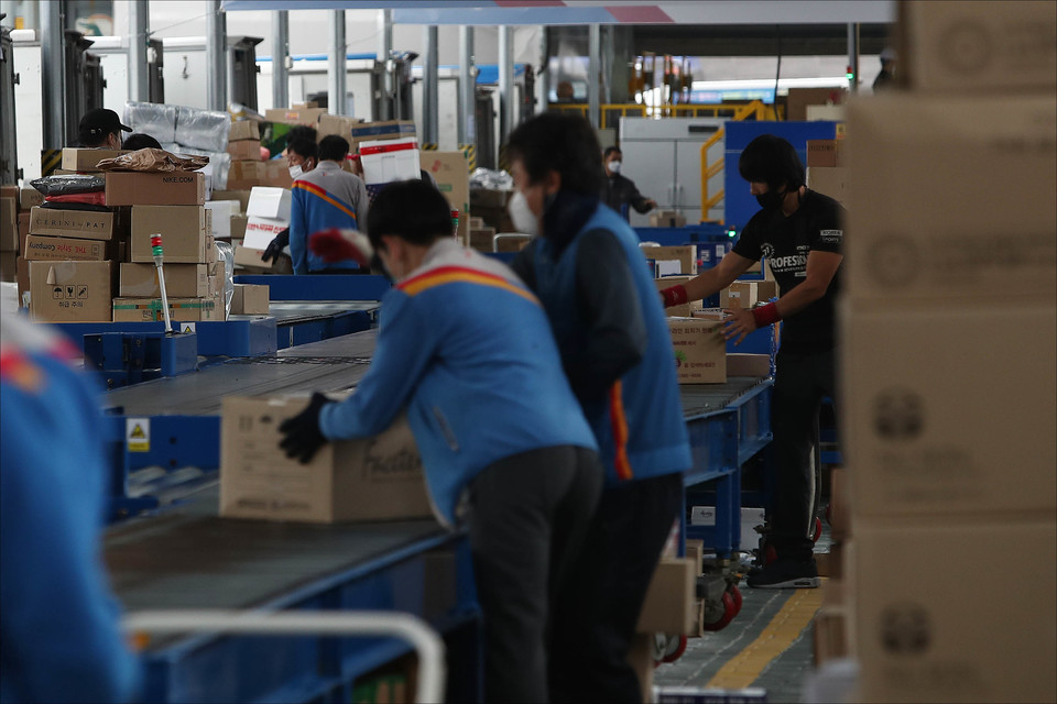 서울시 서초구 CJ대한통운 강남2지사 터미널 택배분류 작업장. 사진=연합뉴스