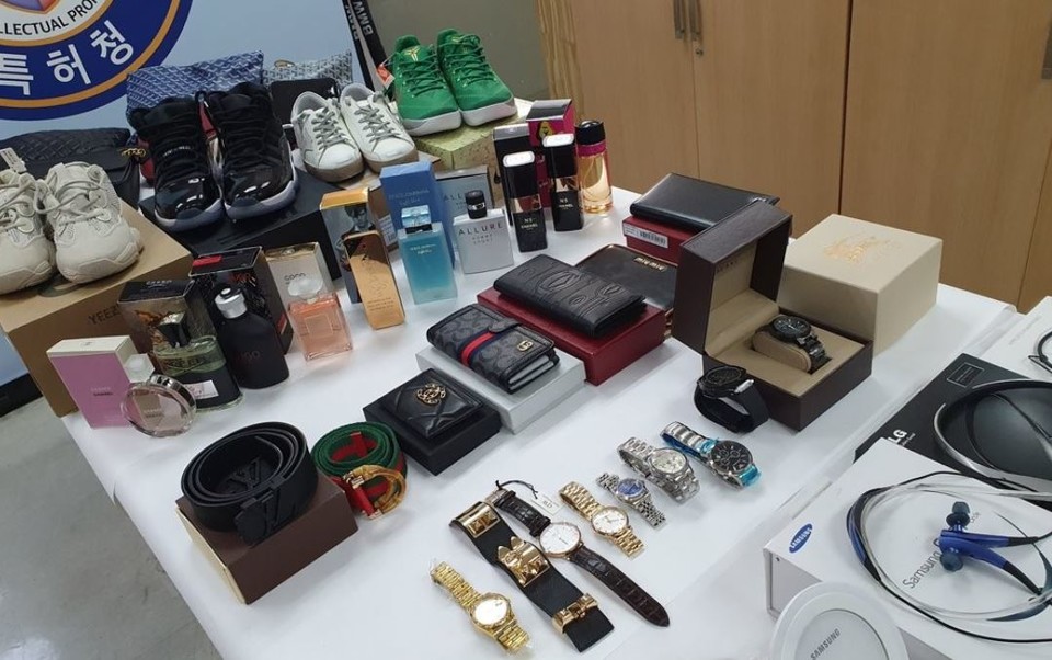 특허청이 9월 15일 오전 정부대전청사에서 상표권 위조상품 단속품을 공개했다. 사진=연합뉴스