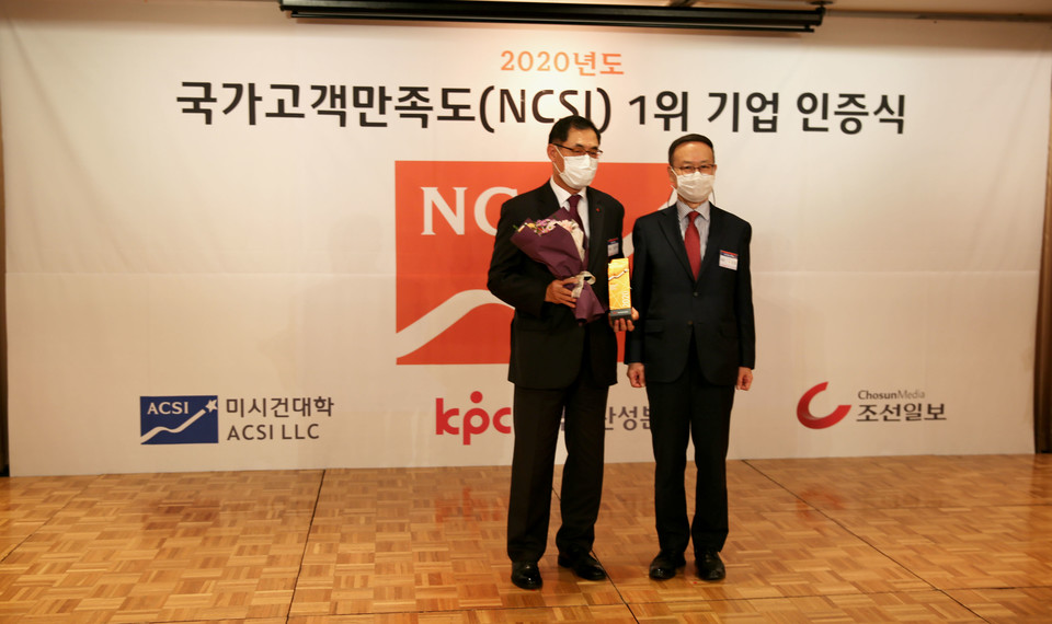 롯데리아 국가고객만족도지수(NCSI) 10년 연속 1위를 차지했다. 지난 3일 소공동 롯데호텔에서 열린 한국생산성본부가 주관하는 국가고객만족도(NCSI) 1위 기업 인증식에서 롯데GRS 남익우대표(좌)가 시상하고 있는 모습이다. 사진=롯데GRS