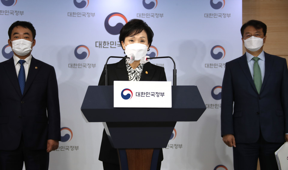 김현미 국토교통부 장관이 19일 정부서울청사 브리핑실에서 서민, 중산층 주거안정 지원방안을 발표하고 있다.  연합뉴스