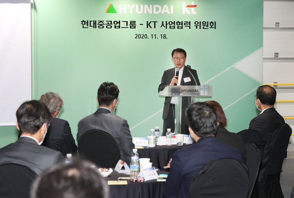 KT 구현모 대표가 사업협력위원회에서 소감을 말하고 있다.