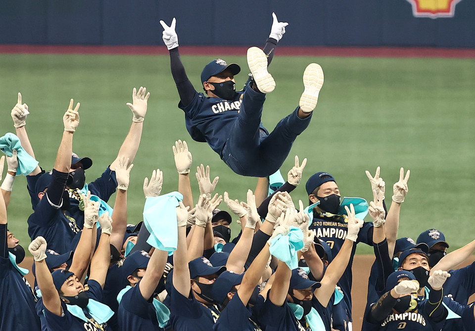 통합 우승을 차지한 NC 선수들이 김택진 구단주를 헹가래하고 있다. 연합뉴스
