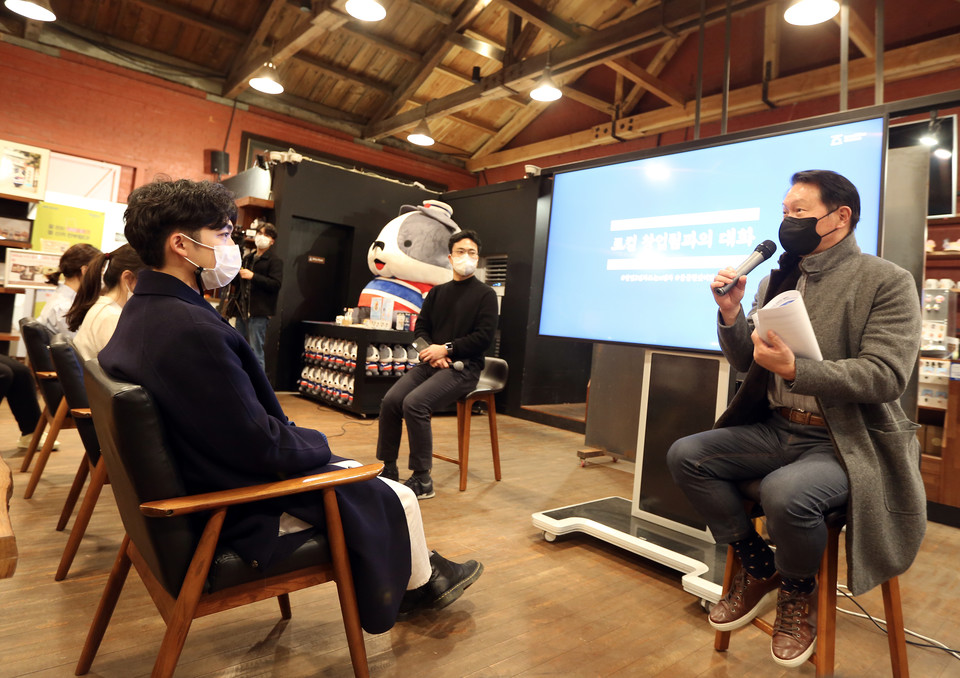 지난 24일 로컬라이즈 군산 청년 창업가들과 대화하고 있는 최태원 SK회장(오른쪽). 사진=SK제공