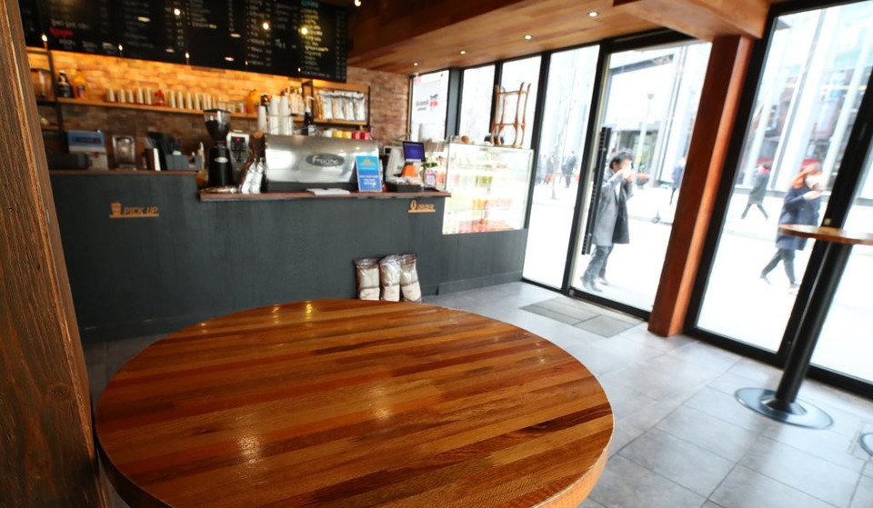 거리두기 2단계 격상으로 썰렁한 서울시내 카페. 연합뉴스