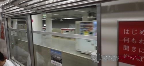 도쿄 지하철 전동차는 코로나19 전염을 막기 위해 차창을 열고 달린다. 사진=연합뉴스