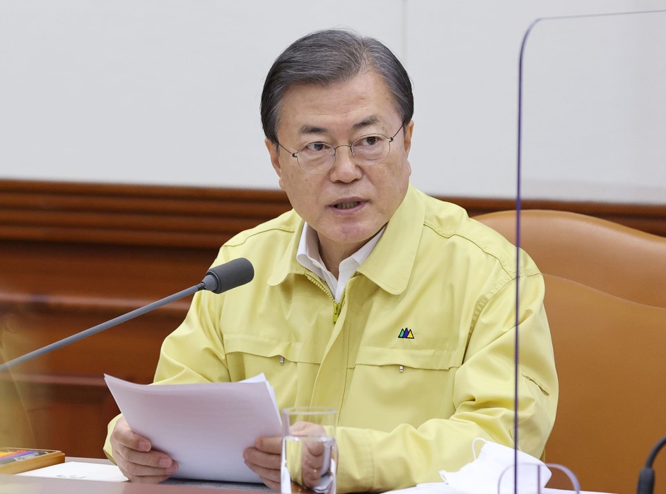 문재인 대통령이 13일 정부서울청사에서 코로나19 대응 긴급 중앙재난안전대책본부 회의를 주재하고 있다. 연합뉴스