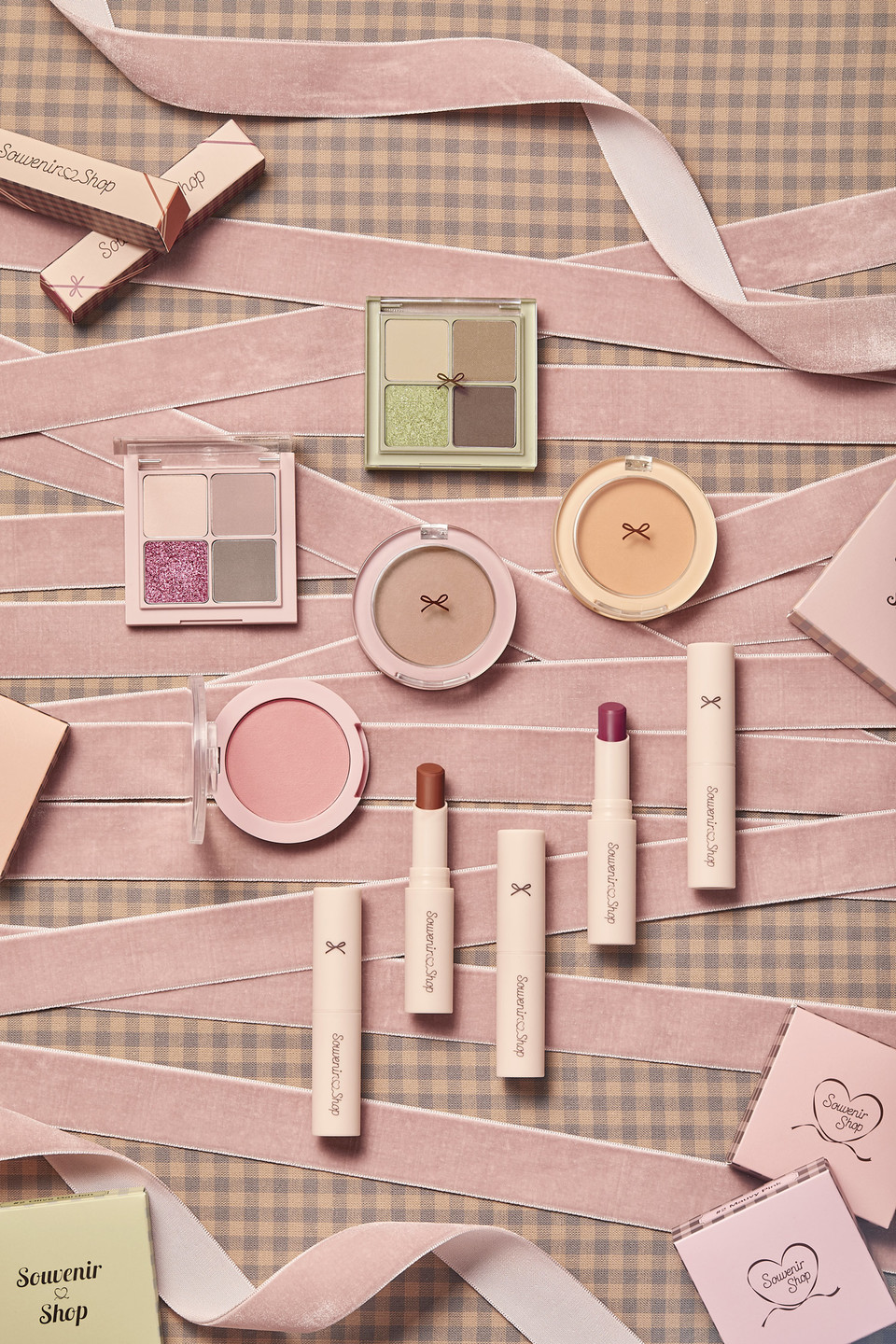 아모레퍼시픽의 립 전문 뷰티 플랫폼 컬러테일러가 패션 브랜드 마가린 핑거스와 협업해 겨울 시즌 맞이 ‘수베니어샵(Souvenir Shop) 컬렉션’을 선보인다. 사진=아모레퍼시픽