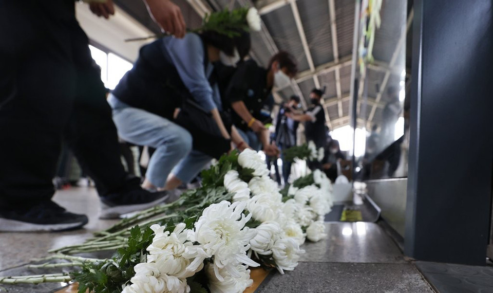 구의역 스크린 도어 사고 4주기를 앞두고 지난 5월23일 서울 광진구 구의역 승강장 앞에서 시민들이 헌화를 하고  있다. 연합뉴스
