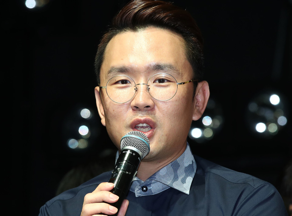 코미디언 윤형빈이 한 온라인 커뮤니티에서 제기된 폭언·폭행 방조 의혹을 전면 부인하며 법적 대응의사를 밝혔다.사진=연합뉴스