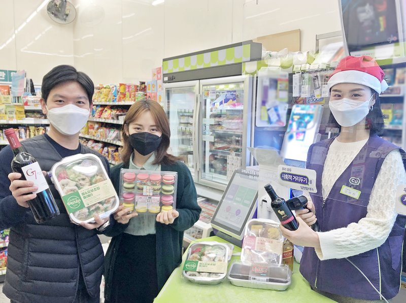 크리스마스를 앞두고 고객들이 CU선릉점에서 홈파티 관련 상품들을 구매하고 있다. 사진=BGF리테일