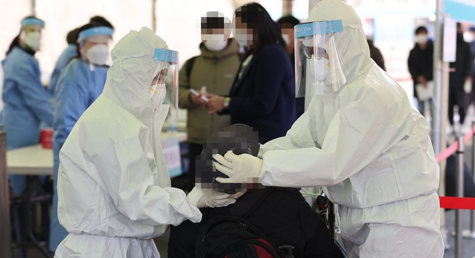 서울역 광장에 설치된 중구 임시 선별검사소에서 의료진이 검체를 채취하고 있다. 연합뉴스