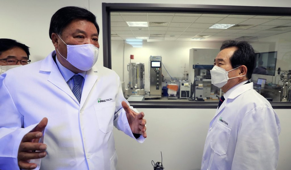 정세균 국무총리가 12월22일 코로나19 항체치료제를 개발 중인 인천 셀트리온 2공장을 방문, 서정진 셀트리온 회장으로부터 치료제에 대한 설명을 듣고 있다. 연합뉴스