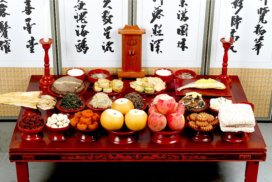  프리미엄 차례상은 수제 모둠전·쇠고기산적·잡채·나물 등 각종 제수음식과 사과·곶감·건대추 등 엄선된 100% 국내산 과일들로 구성됐다. 사진=동원홈푸드 