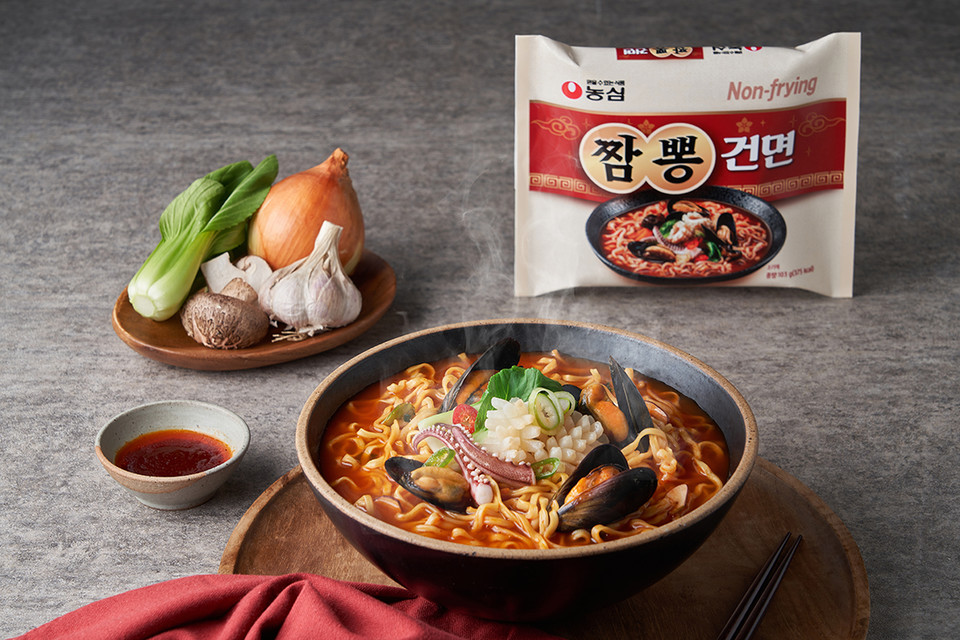 농심은 중화요리점 짬뽕의 맛을 살리면서 한층 깔끔한 맛이 특징인 ‘짬뽕건면’을  출시했다. 사진=농심