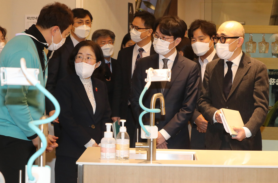 조성욱 공정거래위원장(왼쪽 두번째부터)과 김봉진 ㈜우아한형제들 의장, 김범준 대표가 22일 오후 청년 소비자 최다혜씨와 함께 서울시 송파구 배민아카데미 교육장을 방문, 설명을 듣고 있다. 사진=연합뉴스